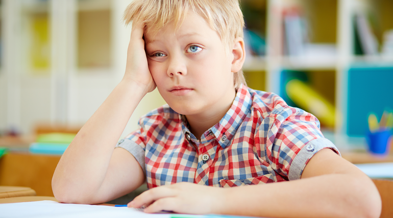 عندما تحتاج الكلمات إلى وقت: كيف نساعد الأطفال على تجاوز تحديات الكلام واللغة؟