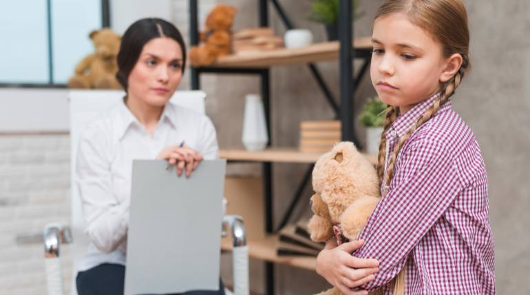 متى يكون سلوك الطفل مرحلة طبيعية؟ ومتى يصبح مؤشراً لمشكلة نفسية؟